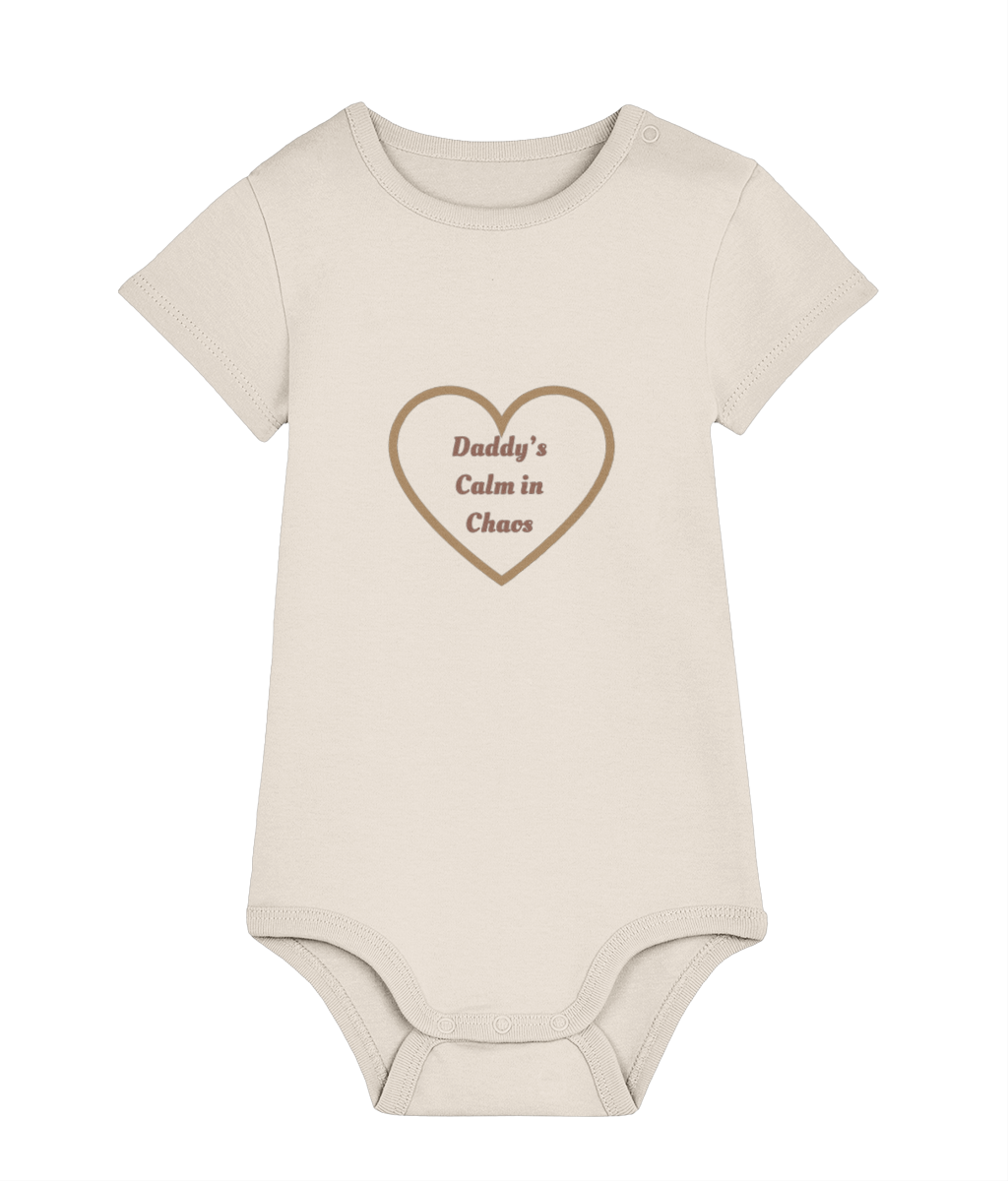 Daddy’s Calm in Chaos baby bodysuit – TamieTots UK

Gift for new dads – organic cotton babywear with slogan

Premium 210gsm organic baby bodysuit with message for dad