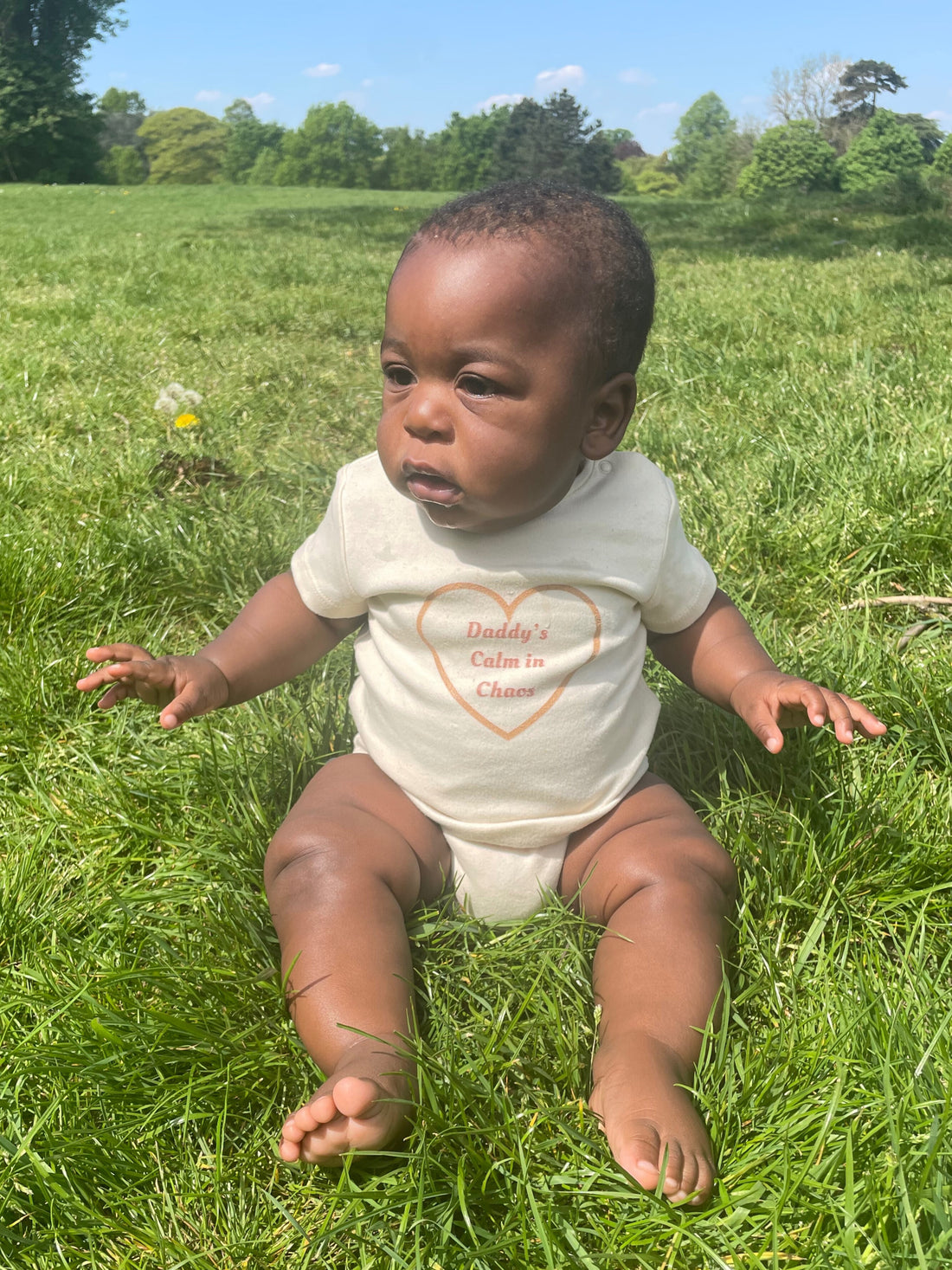 Daddy’s Calm in Chaos baby bodysuit – TamieTots UK

Gift for new dads – organic cotton babywear with slogan

Premium 210gsm organic baby bodysuit with message for dad
