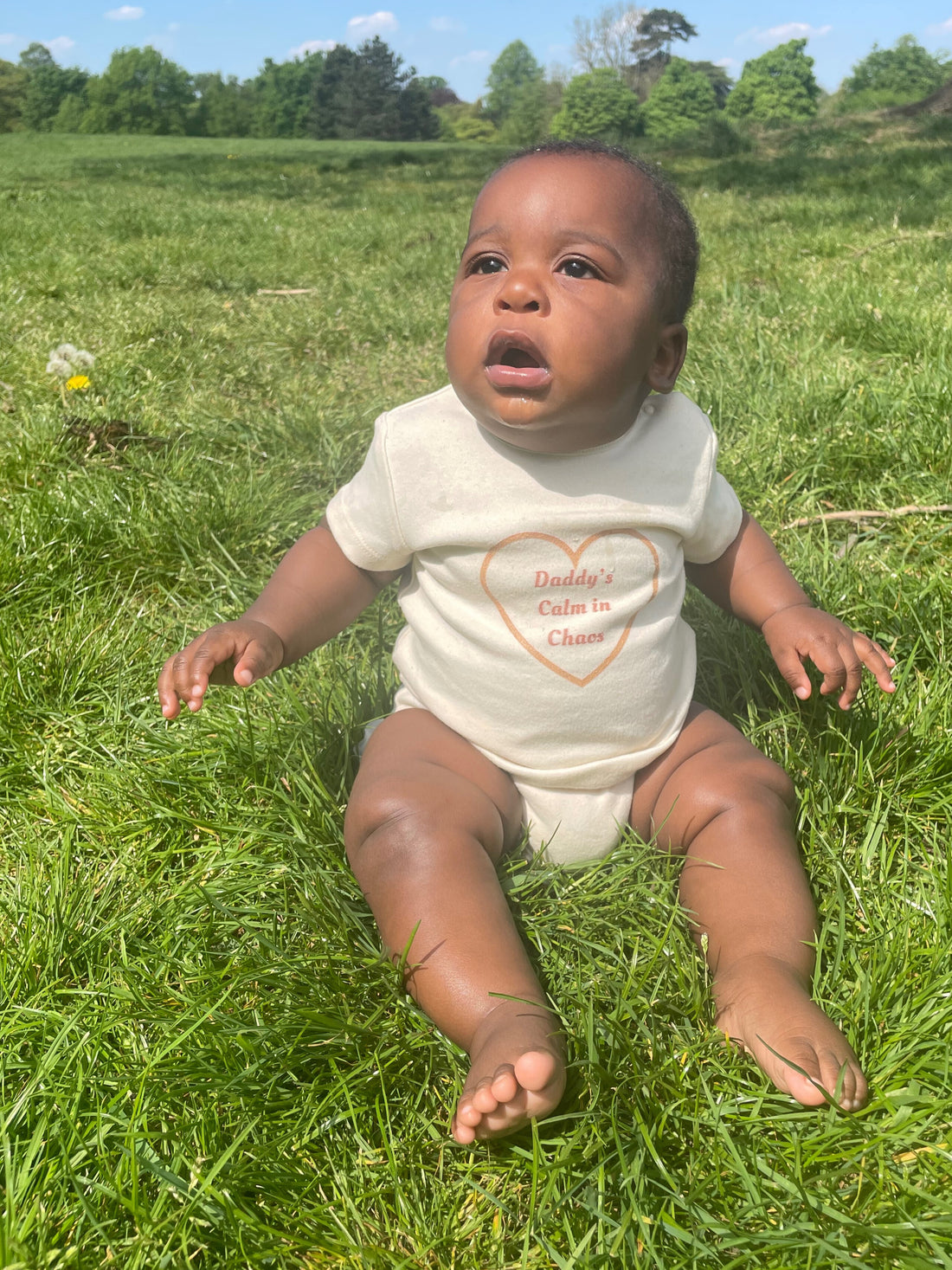 Daddy’s Calm in Chaos baby bodysuit – TamieTots UK

Gift for new dads – organic cotton babywear with slogan

Premium 210gsm organic baby bodysuit with message for dad