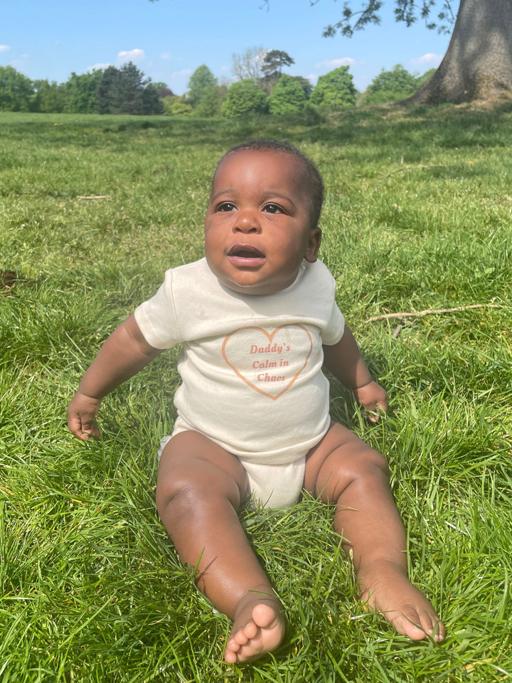 Daddy’s Calm in Chaos baby bodysuit – TamieTots UK

Gift for new dads – organic cotton baby-wear with slogan

Premium 210gsm organic baby bodysuit with message for dad