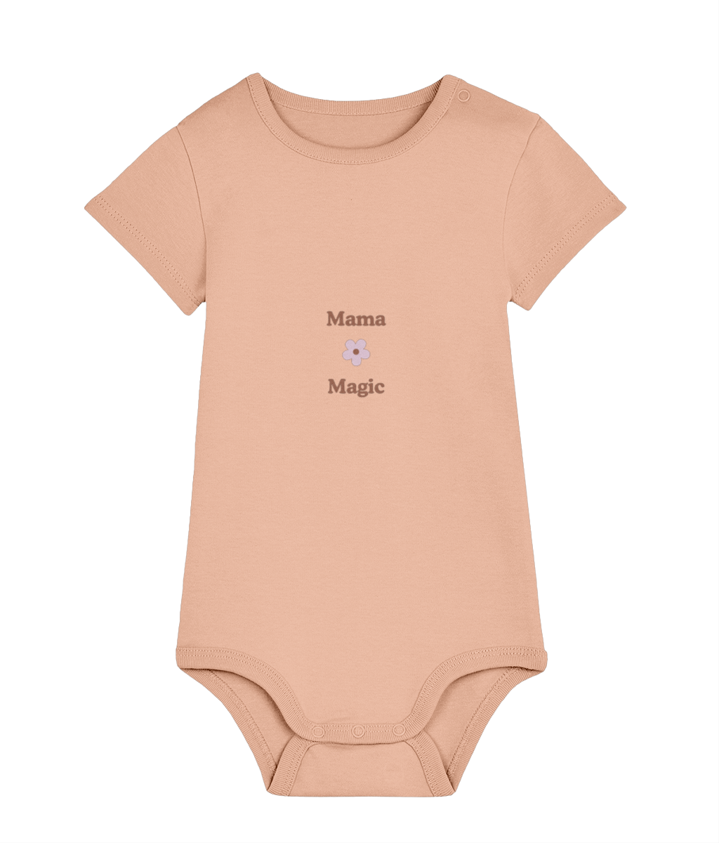 Mama Magic organic baby bodysuit by TamieTots – UK made

Unisex babywear with soft slogan print in premium cotton

Eco-conscious baby bodysuit for new mums – soft and breathable