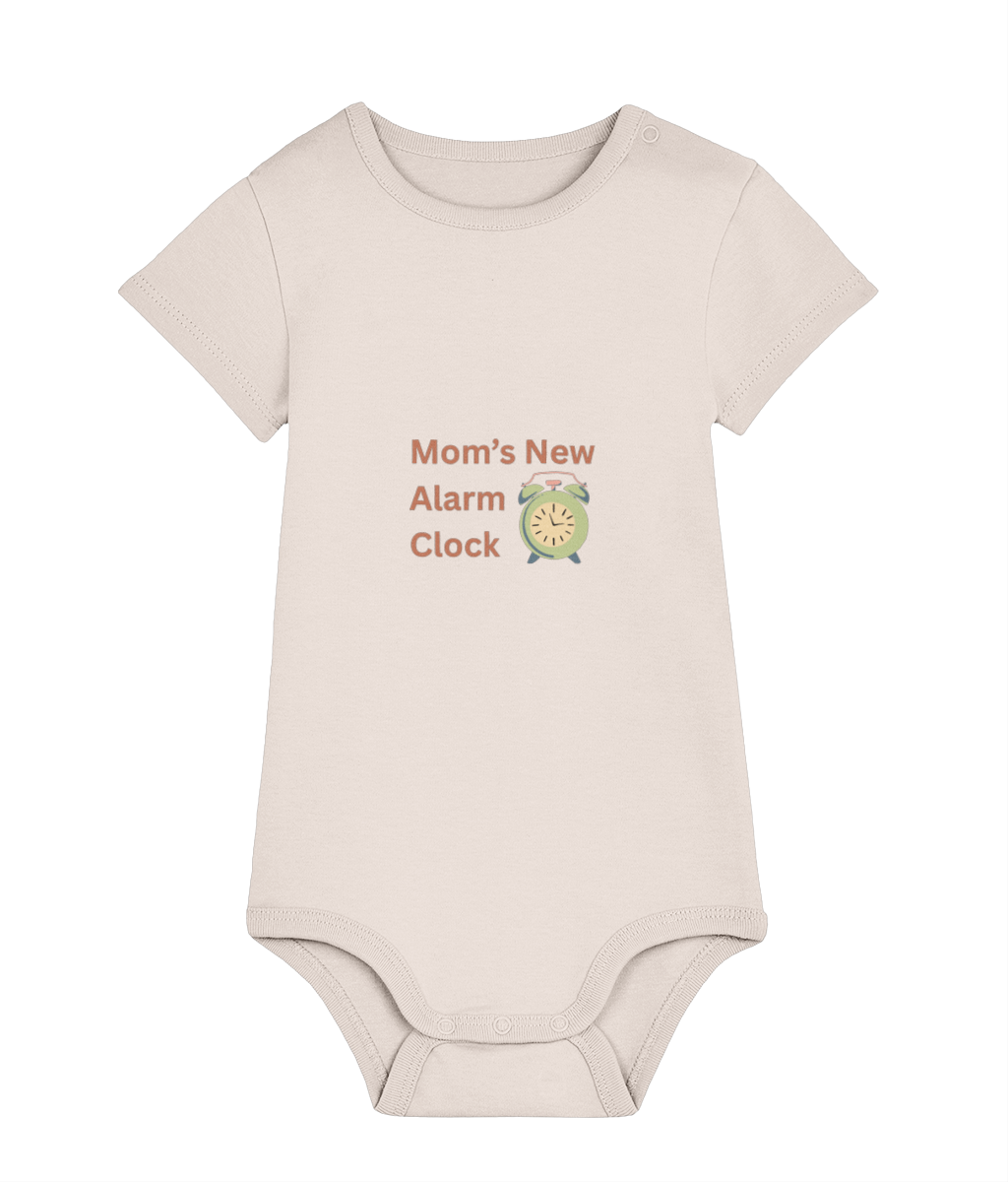 Mom’s New Alarm Clock organic baby bodysuit – TamieTots

Funny babywear gift in soft organic cotton – made in the UK

Unisex baby bodysuit with playful slogan for new parents