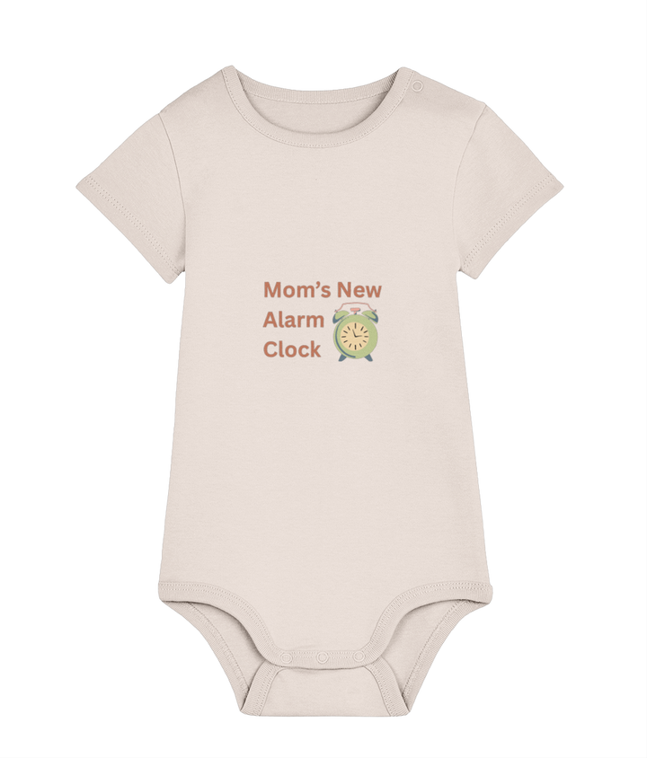 Mom’s New Alarm Clock organic baby bodysuit – TamieTots

Funny babywear gift in soft organic cotton – made in the UK

Unisex baby bodysuit with playful slogan for new parents