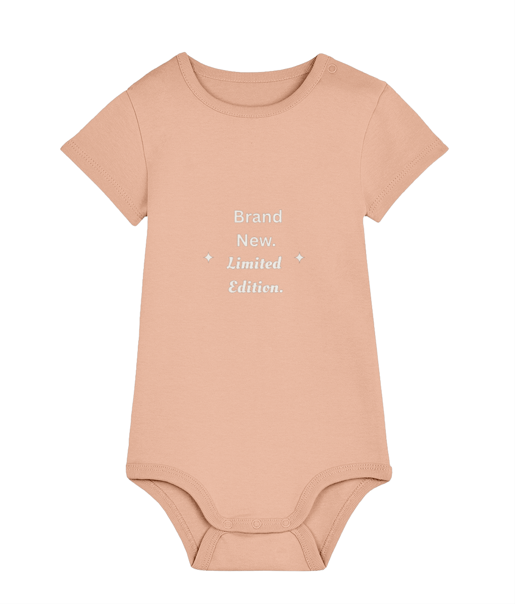 Organic cotton baby bodysuit with limited edition design – TamieTots

Soft newborn gift bodysuit in neutral tones, made in the UK

Limited edition organic baby-wear by TamieTots