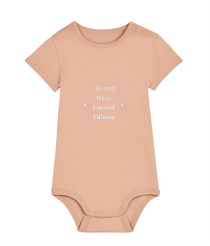 Organic cotton baby bodysuit with limited edition design – TamieTots

Soft newborn gift bodysuit in neutral tones, made in the UK

Limited edition organic baby-wear by TamieTots