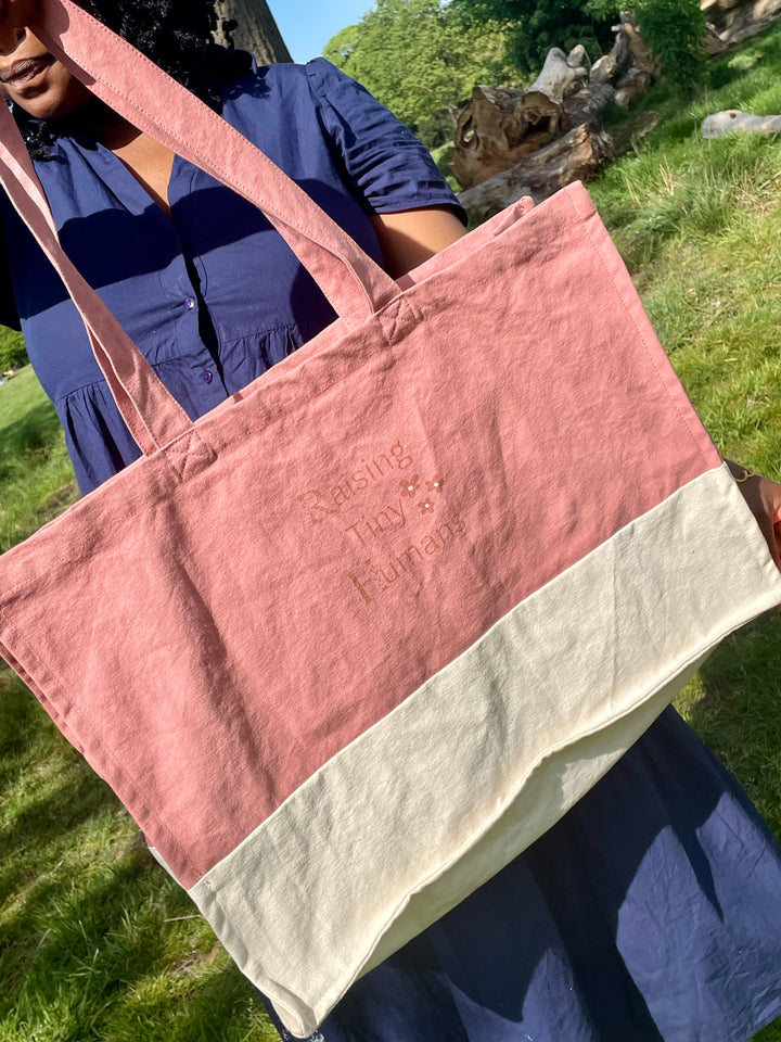 Raising Tiny Humans organic cotton tote bag – TamieTots UK

Reusable shopper with contrast handles and mama-approved message

TamieTots exclusive tote bag for mums – eco-friendly and spacious
